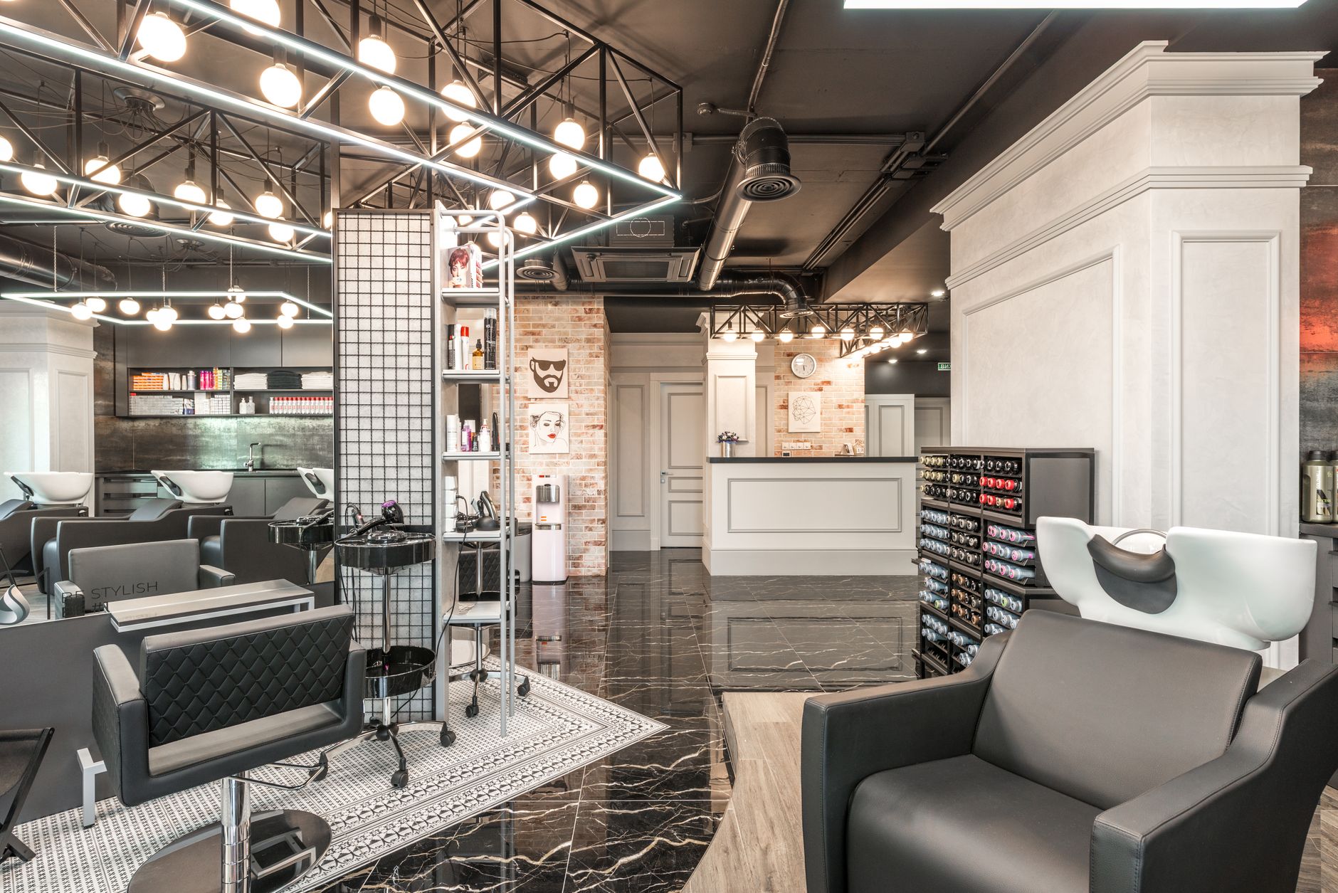 Rückseitenwaschbereich im Salon